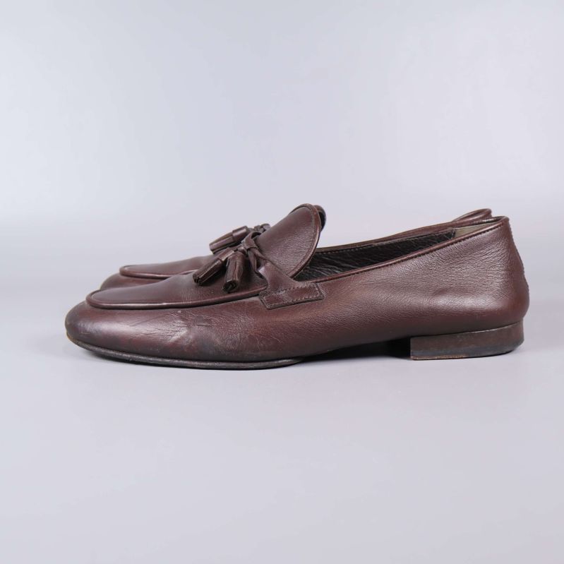 Läderskor fotograferade från vänster sida