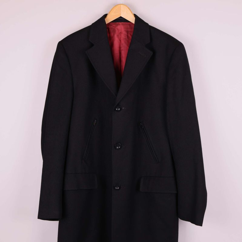 Svart rock från halvbild, fokus på knappar och slag