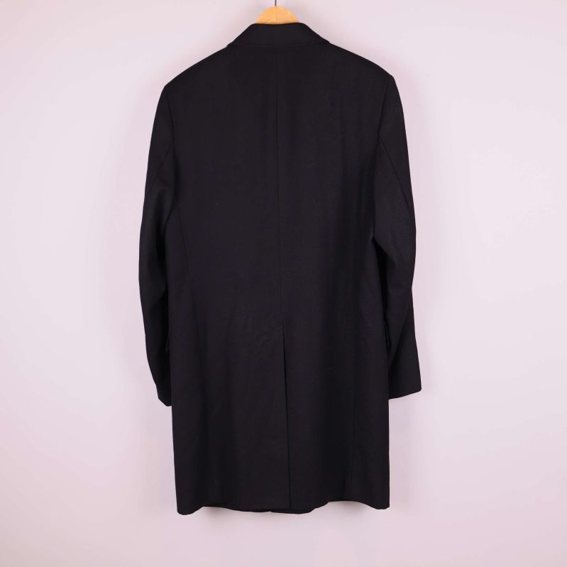 Baksidan av svart rock visas mot ljus bakgrund