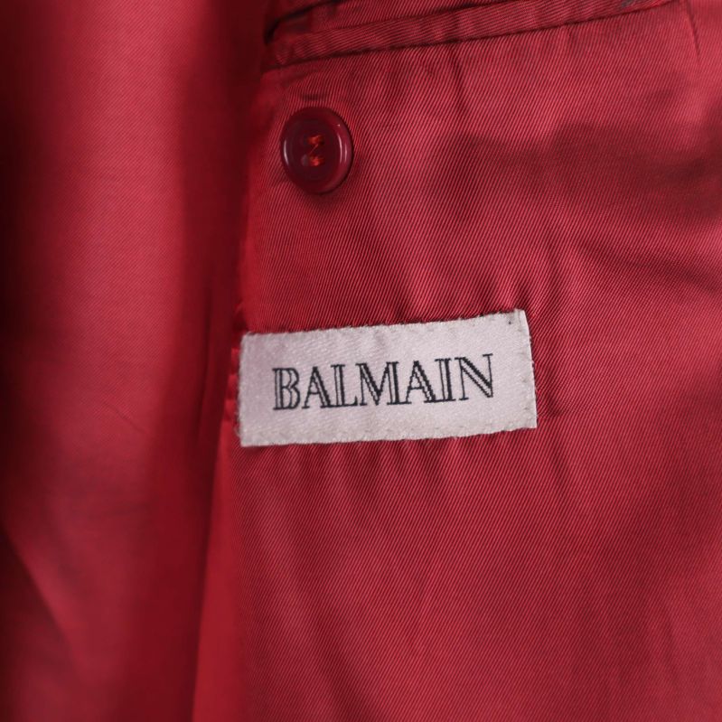 Balmain-logotyp inuti rockens röda foder