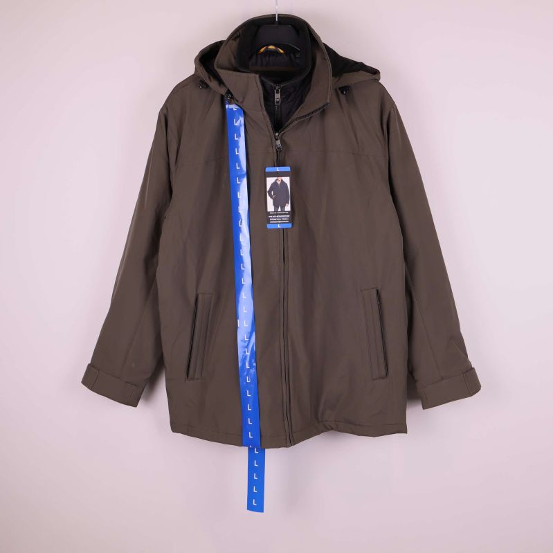 Khakigrön jacka med huva och fickor framifrån