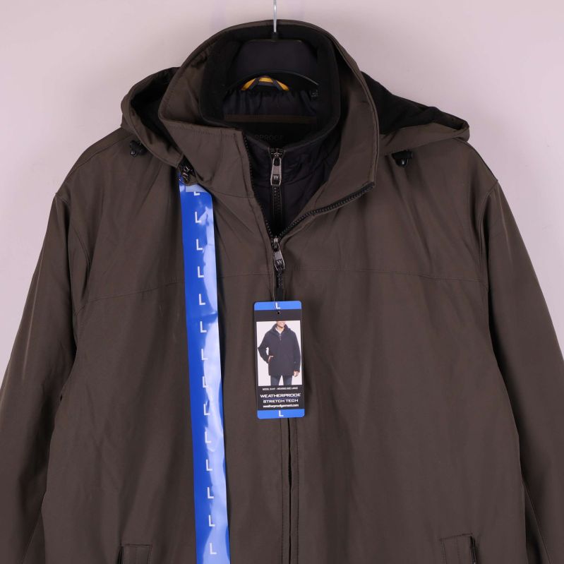 Närbild framtill på jackans övre del och huva