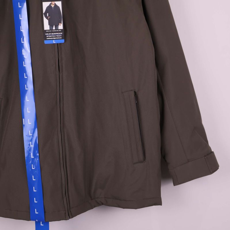 Närbild på jackans ficka och ärmslut med kardborre