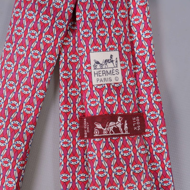 Närbild på Hermès Paris etikett och logga på slipsen