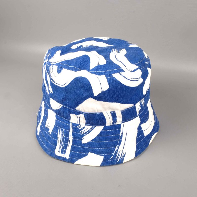 Bucket hat i blått och vitt mönster framifrån