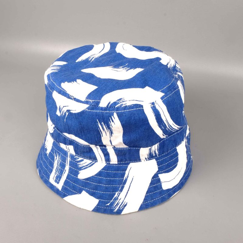 Baksida av bucket hat med blåvitt mönster