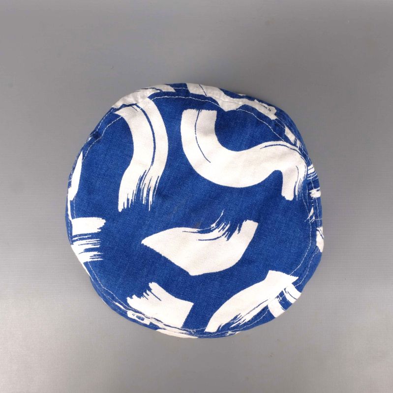 Toppen av bucket hat med vitt och blått mönster