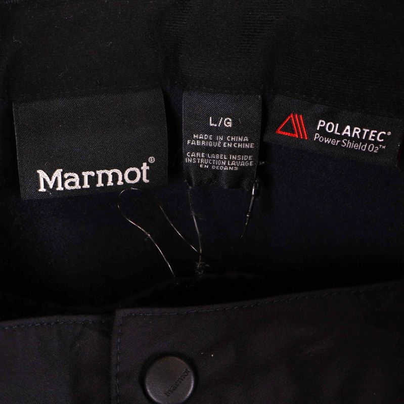Närbild på etiketter med Marmot-logga och Polartec-material