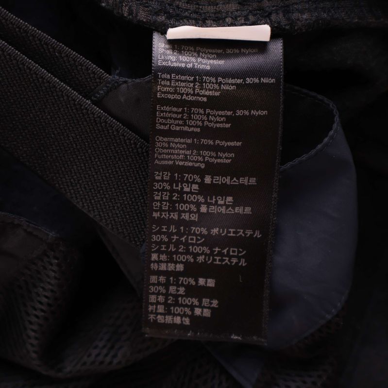 Materialetikett visar 70% polyester, 30% nylon och mesh