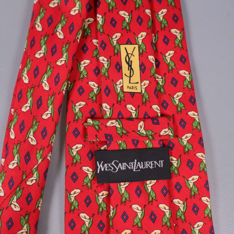 Närbild på etikett som visar Yves Saint Laurent på slips