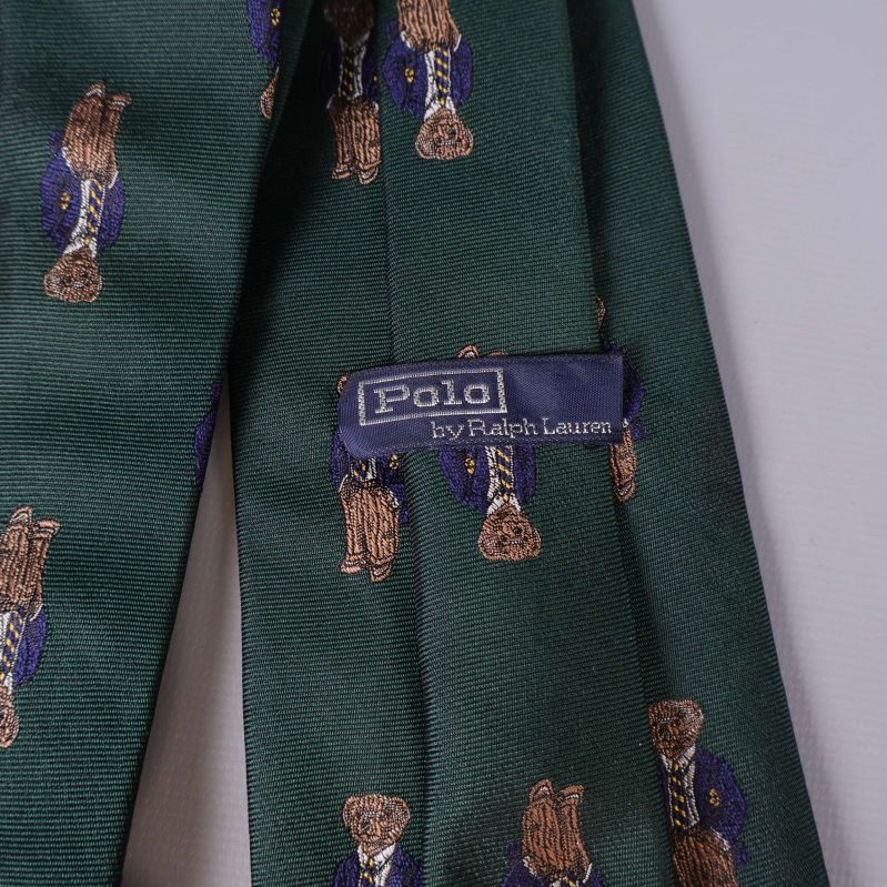 Närbild på Polo by Ralph Lauren etikett sydd på slipsens baksida