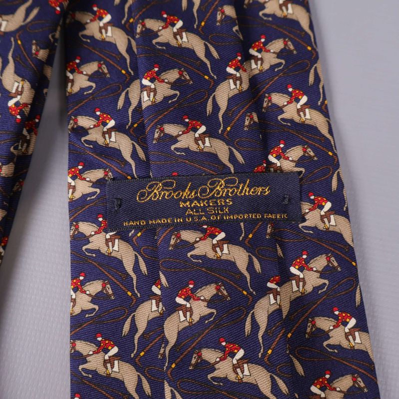 Närbild på etikett från Brooks Brothers samt detaljer i mönster
