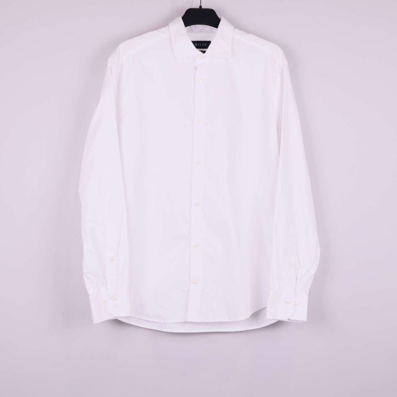 Vit skjorta med lång ärm och knäppning fram på galge