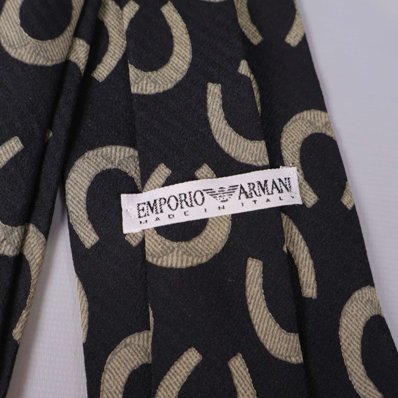 Närbild på Emporio Armani-etikett på slips