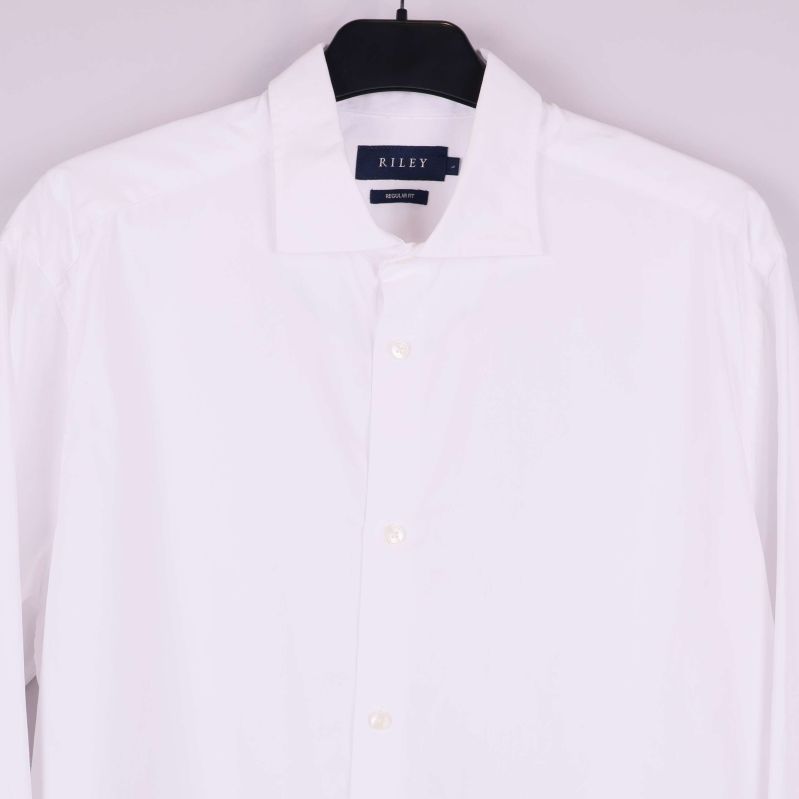 Framstycke och krage på vit skjorta i närbild