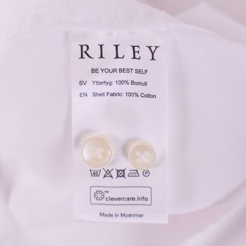 Materiallapp med Riley och 100% bomull på vit skjorta