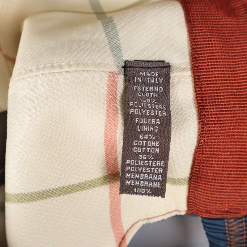 Materialetikett med information om yttertyg och foder