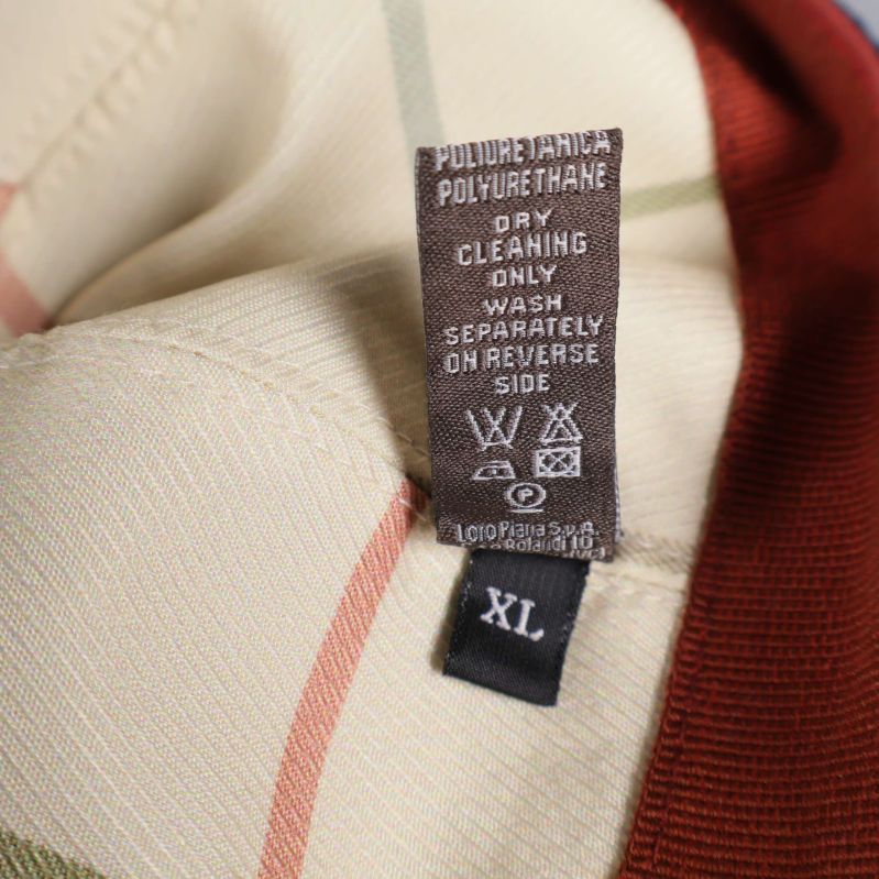 Tvättrådsetikett samt storlek XL på kepsen