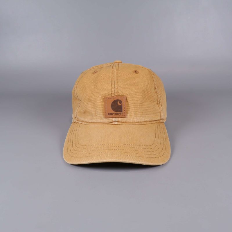 Beige keps sedd framifrån med synlig logotyp
