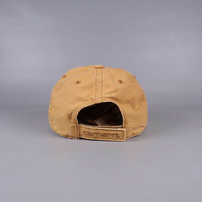 Baksidan på keps med Carhartt-märke på bandet