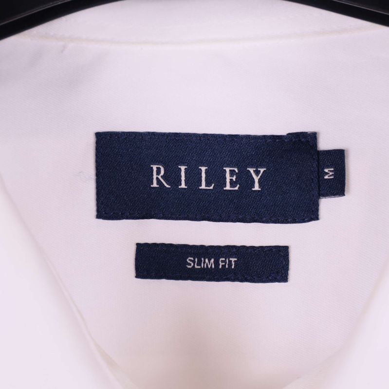 Närbild på Riley-skjortans etikett med storlek M
