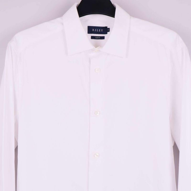 Framstycke på vit skjorta med krage och knäppning