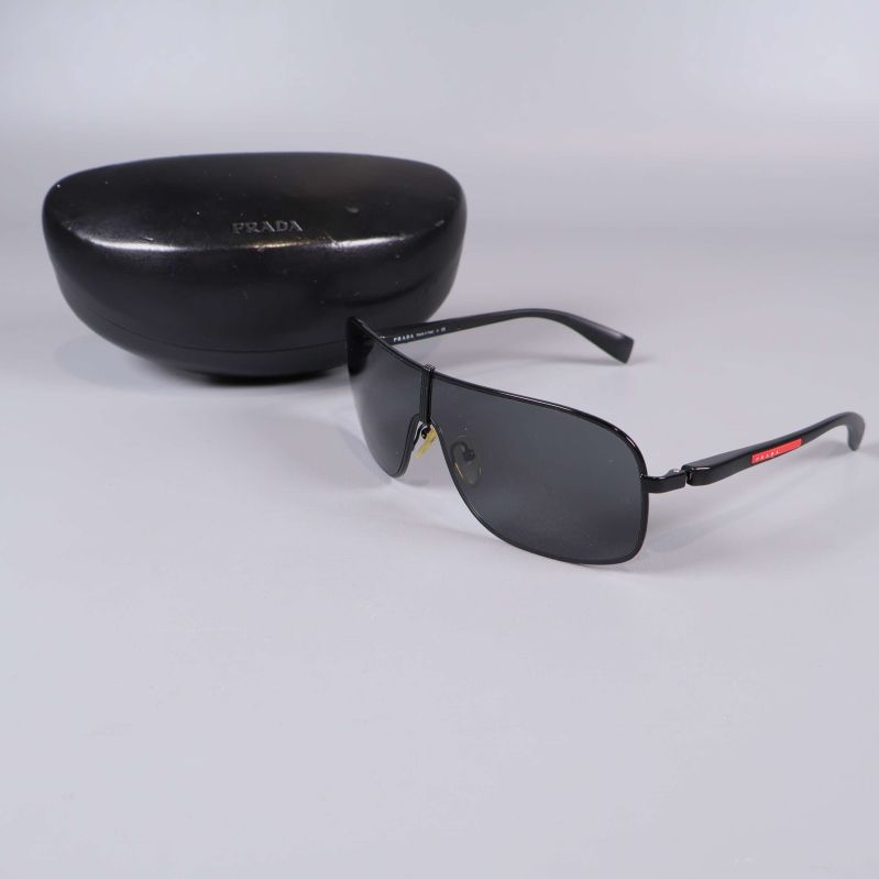 Svarta solglasögon med fodral placerat bredvid