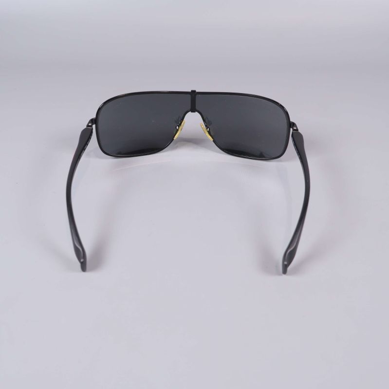 Vy bakifrån på svarta solglasögon med raka skalmar