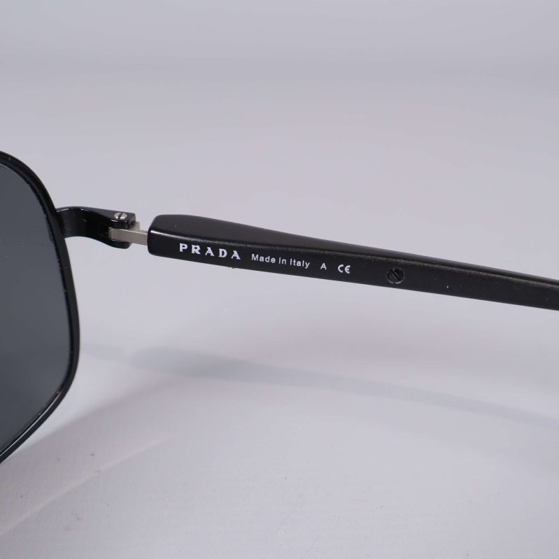 Närbild på skalmen med vit text, visar varumärket