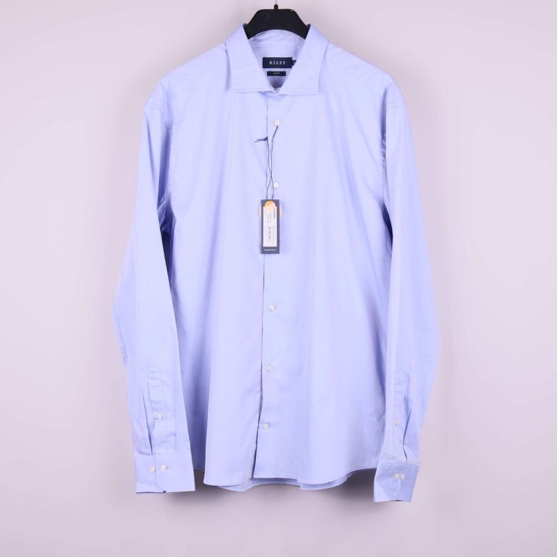 Ljusblå skjorta på galge framifrån