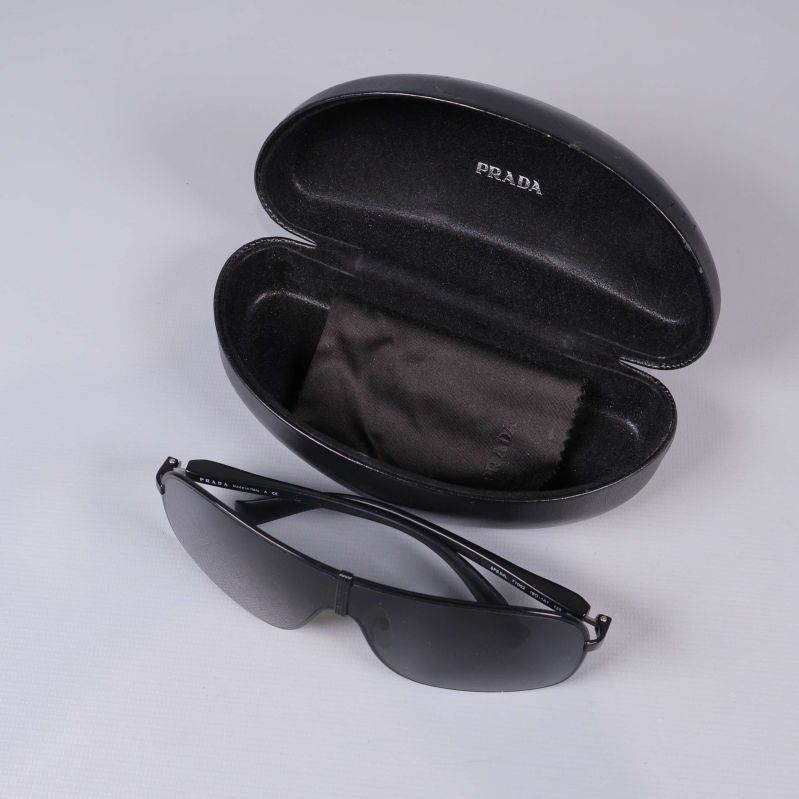 Solglasögon i öppet fodral med putsduk