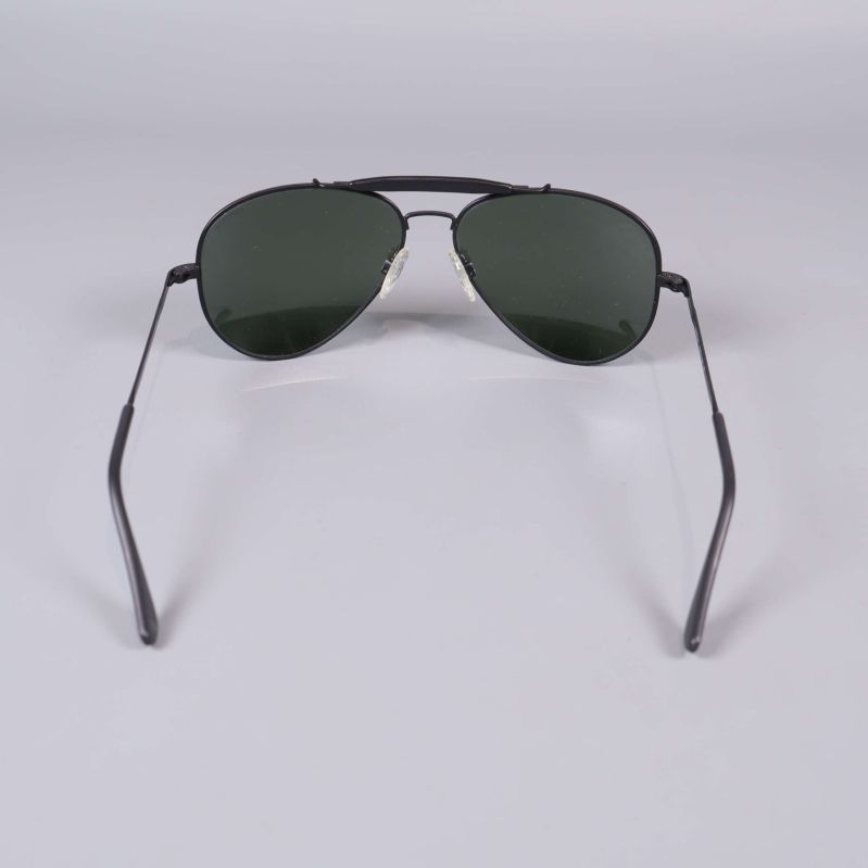 Solglasögon fotograferade bakifrån med raka skalmar