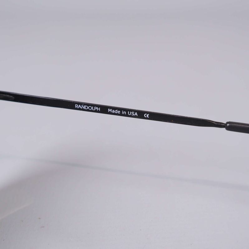Närbild på skalmen med texten Randolph Made in USA