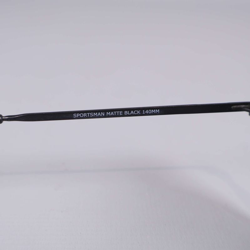 Närbild på skalmtexten sportsman matte black 140mm