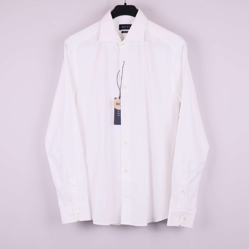 Vit långärmad skjorta på galge framifrån