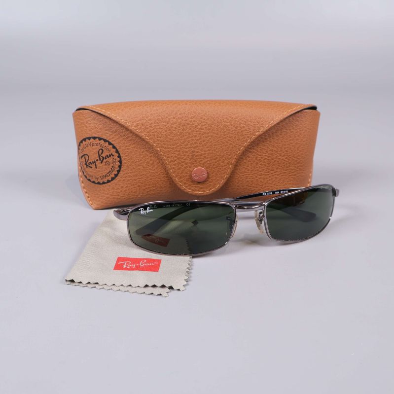 Solglasögon med brun Ray-Ban fodral och putsduk