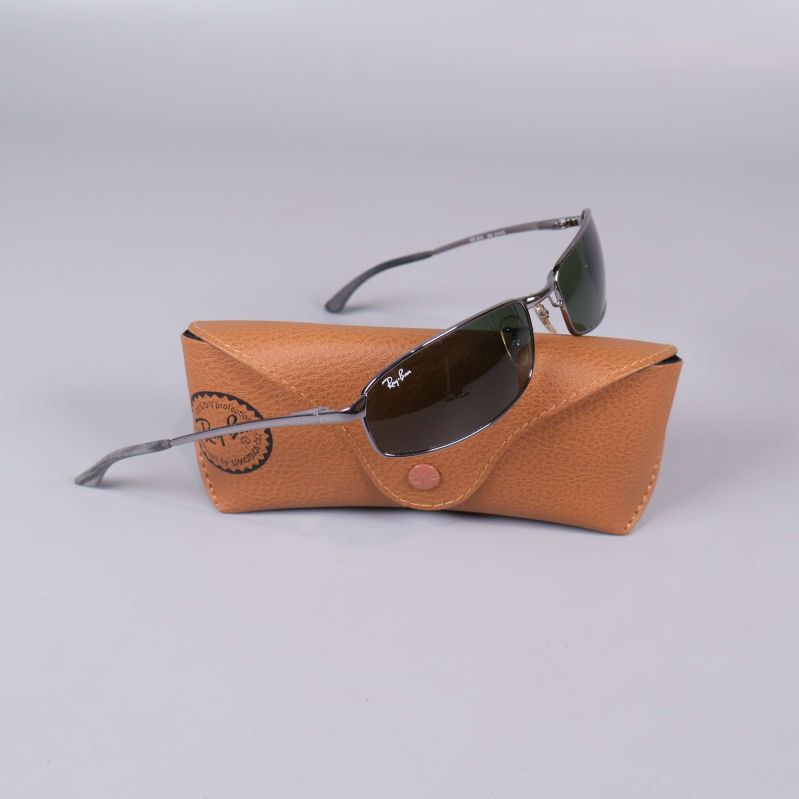 Solglasögon placerade på brun Ray-Ban fodral sedd bakifrån