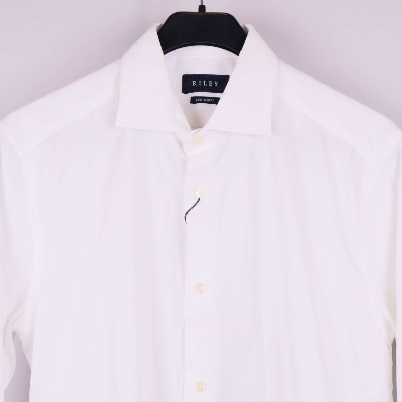 Närbild krage och axlar på vit skjorta