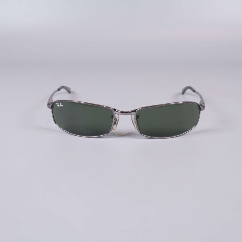 Rektangulära solglasögon framifrån med mörka glas