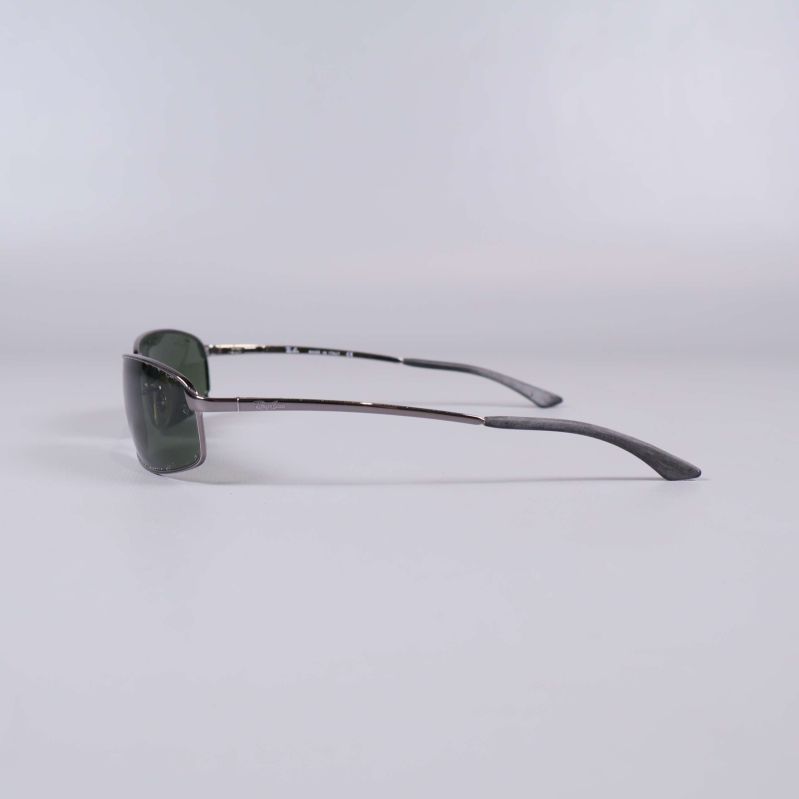 Profilvy av solglasögon med smala metallbågar