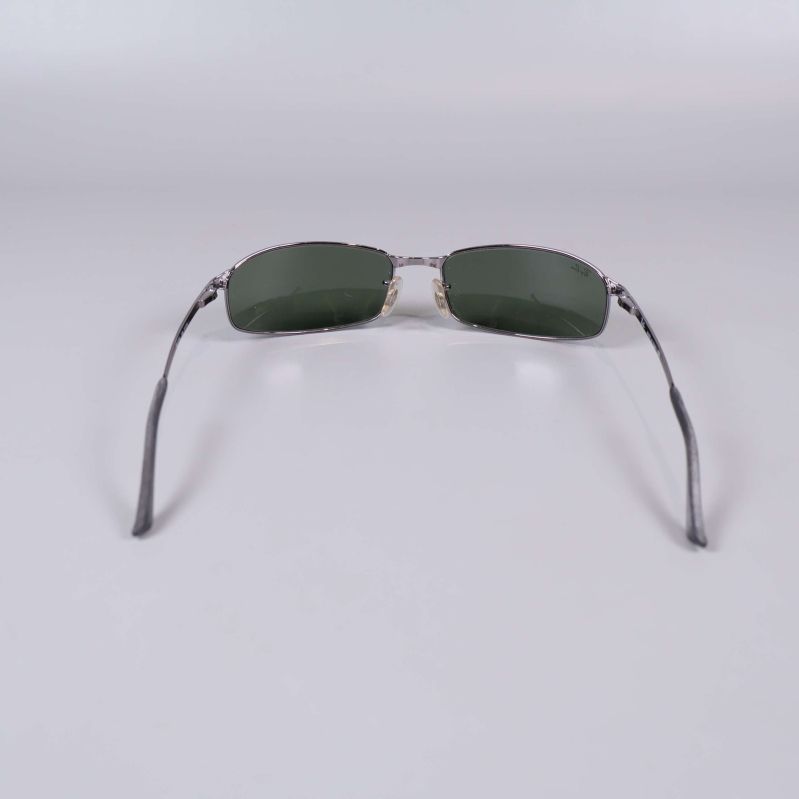 Solglasögon bakifrån med böjda skalmar synliga