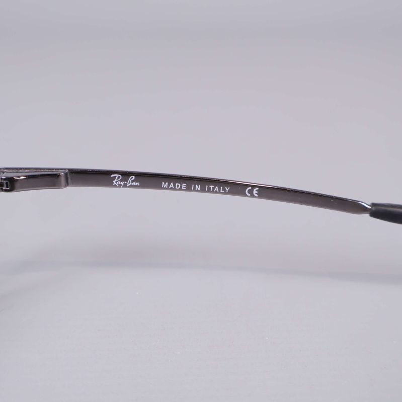 Närbild av Ray-Ban logotyp och made in Italy på skalmen