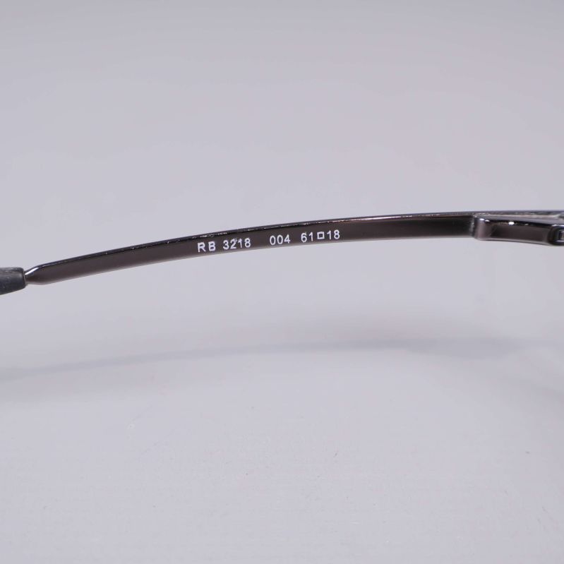 Närbild av modellnummer och storlekstryck på skalmen