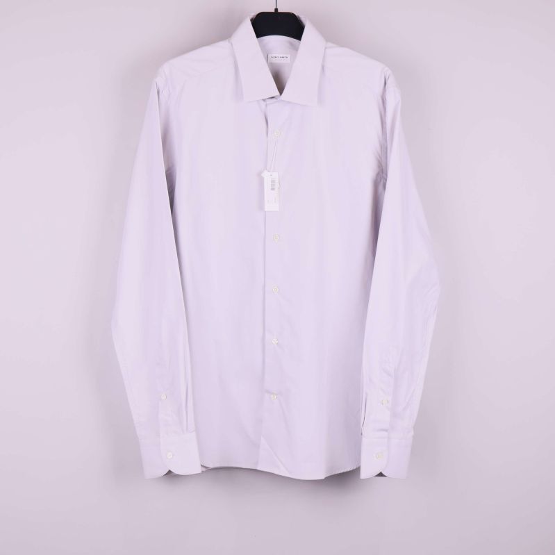 Ljus skjorta med klassisk krage hängande på galge