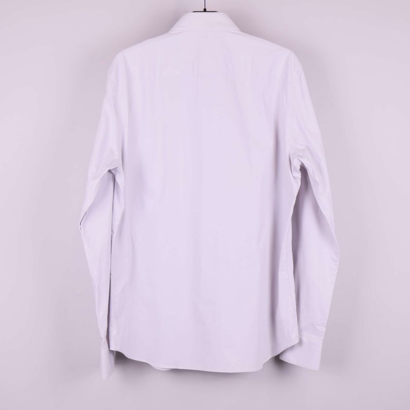 Baksidan av ljus skjorta hängande på galge