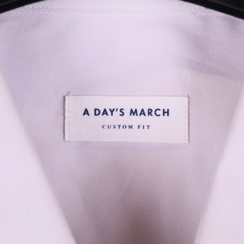 Etikett med texten A Day's March custom fit i nacken