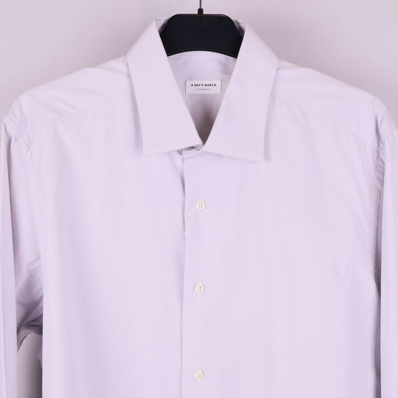 Närbild på skjortans krage och knäppning framtill