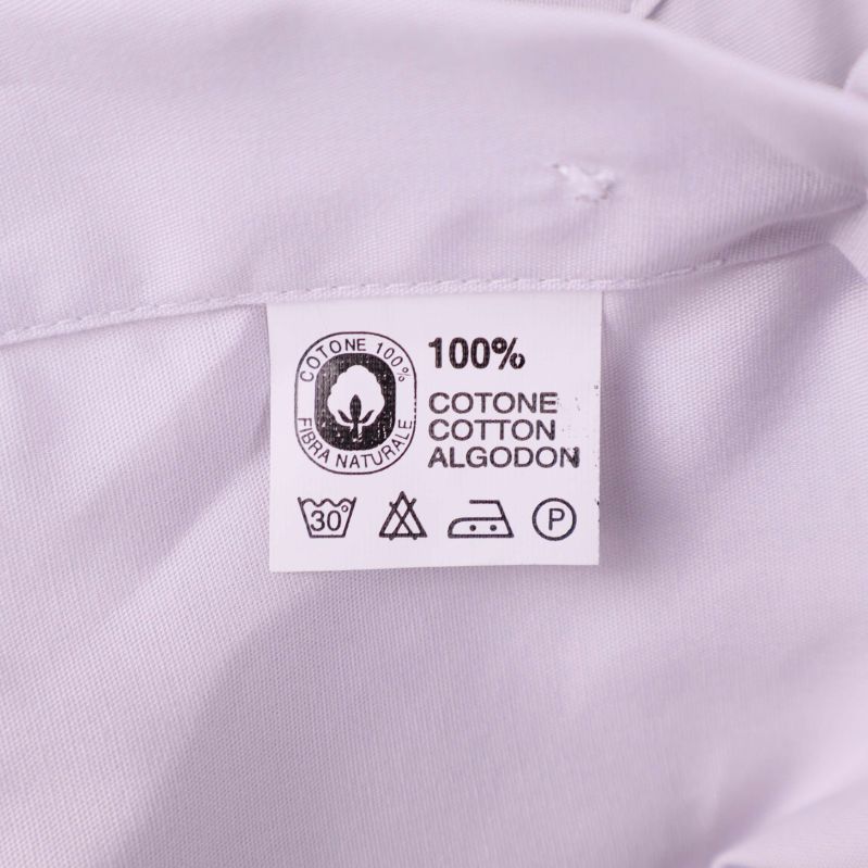 Materialetikett med texten 100% bomull på insidan