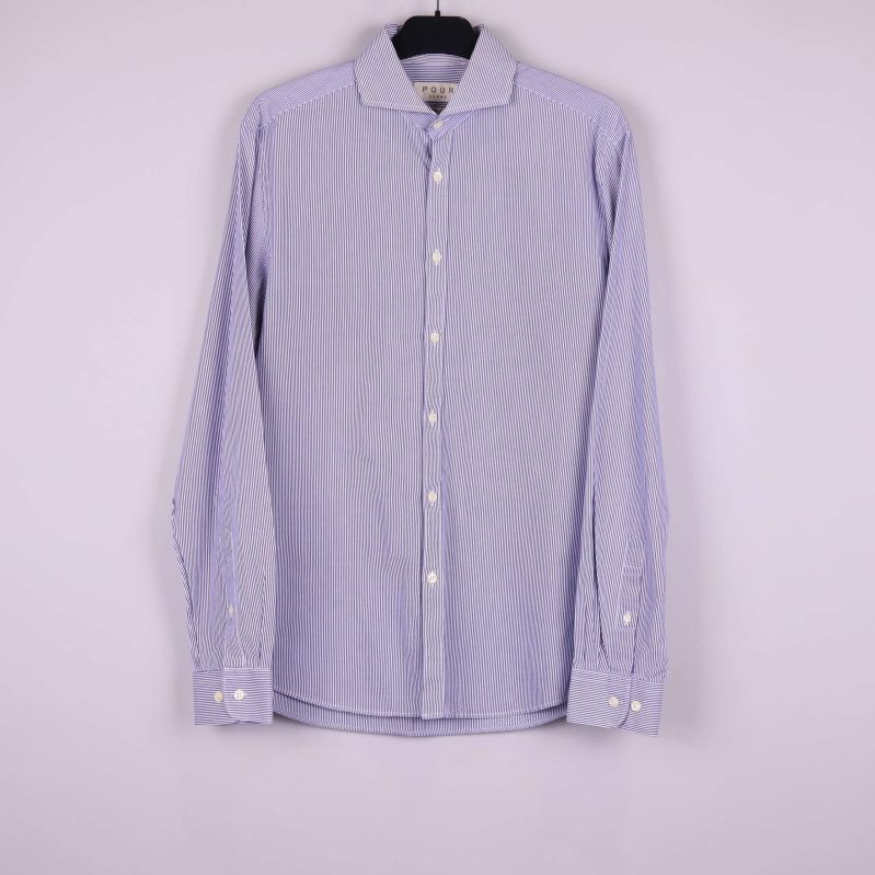 Randig skjorta med långa ärmar syns framifrån på galge