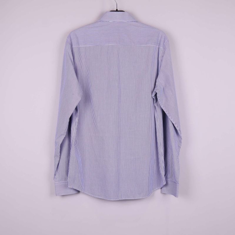 Baksida av randig skjorta upphängd på galge